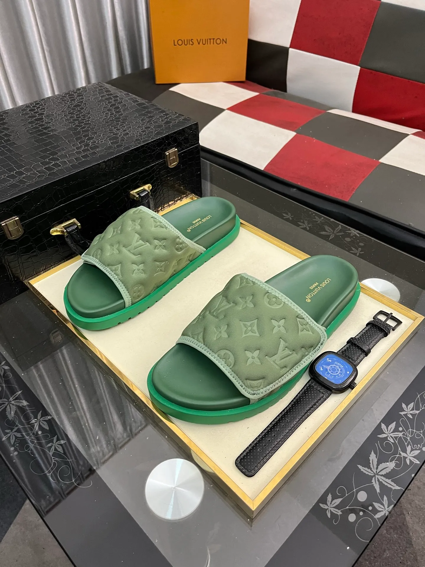Men's men's shoes💰320⌚️⌚️[Louis Vuitton LV slippers] (high-end cowhide) counter 1:1 fashion style summer must-have! The designer used LV’s iconic outsole. The original simple slippers instantly become fashionable! The upper is made of flexible special cowhide leather straps alternately, and the workmanship is exquisite! A must-have for stylish men in summer, size 38-44